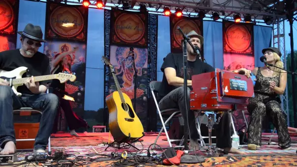 Dave Stringer live at Bhakti Fest Midwest 2013 (1/3)